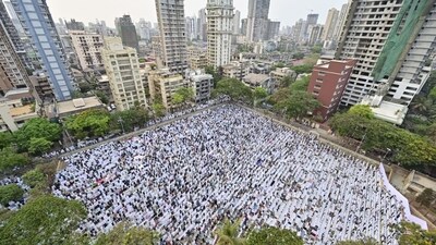 Devotees offer namaaz on the occasion of Eid-Ul-Fitr at YMCA ground in Mumbai. (Anshuman Poyrekar/HT) Devotees offer namaaz on the occasion of Eid-Ul-Fitr at YMCA ground in Mumbai. (Anshuman Poyrekar/HT)