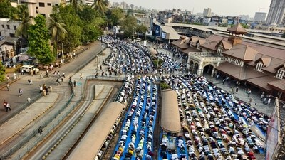 Devotees offer namaaz on the occasion of Eid-Ul-Fitr at Bandra Railway station. (Raju Shinde/HT) Devotees offer namaaz on the occasion of Eid-Ul-Fitr at Bandra Railway station. (Raju Shinde/HT)