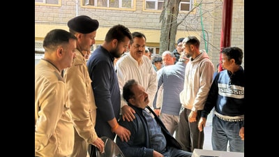 Kullu MLA Sunder Singh Thakur meets kin of locals injured in the Manikaran accident, on Monday. (Aqil Khan /HT) Kullu MLA Sunder Singh Thakur meets kin of locals injured in the Manikaran accident, on Monday. (Aqil Khan /HT)