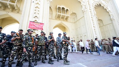 Heavy force deployed outside Bada Imambara at old Lucknow. (Deepak Gupta/HT)