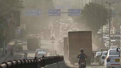 Stretches of South Delhi, particularly along the Ring Road and Outer Ring Road, are engulfed in clouds of dust. (HT Archive) Stretches of South Delhi, particularly along the Ring Road and Outer Ring Road, are engulfed in clouds of dust. (HT Archive)