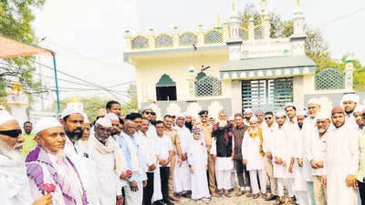 Villagers organised an iftar party at Mecca Mosque. Maharashtra Anti-Terrorism Squad (ATS) team arrived in Beed district late Sunday to investigate possible terrorist angle in the recent mosque blast case. (HT) Villagers organised an iftar party at Mecca Mosque. Maharashtra Anti-Terrorism Squad (ATS) team arrived in Beed district late Sunday to investigate possible terrorist angle in the recent mosque blast case. (HT)