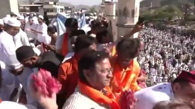 Hindu men showered flowers on Muslims who had come to celebrate Eid at Eidgah, located at Jaipur Delhi road. (X/ANI) Hindu men showered flowers on Muslims who had come to celebrate Eid at Eidgah, located at Jaipur Delhi road. (X/ANI)