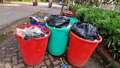 Bulk waste generators, such as large residential societies and commercial complexes, have to now process waste on site, clearly categorising wet, dry, and hazardous waste ( Praful Gangurde /HT Photo ) Bulk waste generators, such as large residential societies and commercial complexes, have to now process waste on site, clearly categorising wet, dry, and hazardous waste ( Praful Gangurde /HT Photo )