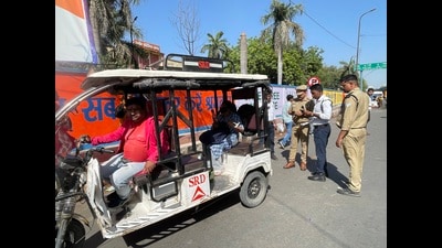Cops challan an e-rickshaw for not having valid documents, at Polytechnic Crossing in Lucknow on Tuesday (Sourced) Cops challan an e-rickshaw for not having valid documents, at Polytechnic Crossing in Lucknow on Tuesday (Sourced)