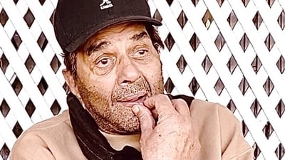 Dharmendra interacted with the paparazzi after his medical procedure.