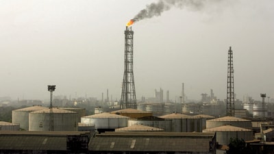Oil storage tanks are seen at the Bharat Petroleum Corporation Ltd refinery in Mumbai April 24, 2008. (Punit Paranjpe/Reuters)