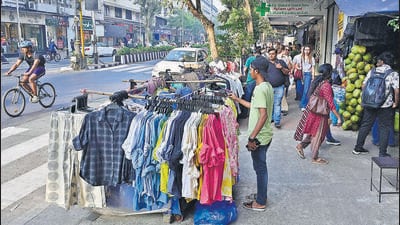 Mumbai, India - Jan. 16, 2025:Hawkers at Colaba causway, in Mumbai, India, on Thursday, January 16, 2025. (Photo by Anshuman Poyrekar/ Hindustan Times) (Hindustan Times) Mumbai, India - Jan. 16, 2025:Hawkers at Colaba causway, in Mumbai, India, on Thursday, January 16, 2025. (Photo by Anshuman Poyrekar/ Hindustan Times) (Hindustan Times)