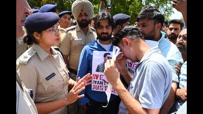 Superintendent of police (SP, City) Geetanjali Khandewal consoling victim Aditya Thakur’s father amid the protests on the Panjab University campus on Tuesday. (Keshav Singh/HT)