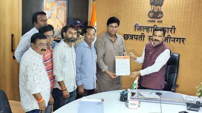 The party supporters also demanded to install a board near the tomb mentioning that the Mughal emperor buried here wanted to kill a thought called Chhatrapati Shivaji Maharaj. (HT PHOTO)