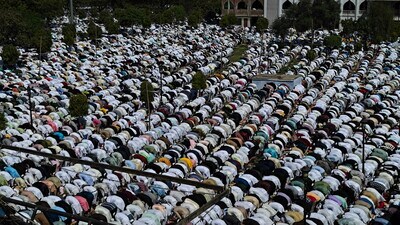 Thousands of Muslims attend Eid-ul-Fitr Namaz at Aishbagh Eidgah in Lucknow on Monday (HT Photo) Thousands of Muslims attend Eid-ul-Fitr Namaz at Aishbagh Eidgah in Lucknow on Monday (HT Photo)