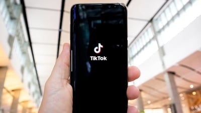 What is the #droppingthingsonmyfoot TikTok trend? Harmful challenge leaves woman with broken foot (Unsplash - representational image) What is the #droppingthingsonmyfoot TikTok trend? Harmful challenge leaves woman with broken foot (Unsplash - representational image)