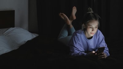 With every one hour of screen exposure at night, we lose 24 minutes of sleep. (Pexels) With every one hour of screen exposure at night, we lose 24 minutes of sleep. (Pexels)