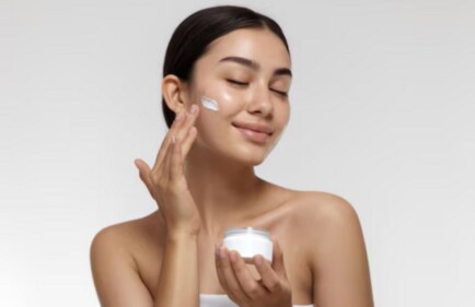 Use a lightweight moisturiser to prevent excess oil buildup. (Freepik)