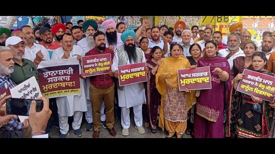 Congress leaders and workers holding a protest against Aam Aadmi Party in Ludhiana on Tuesday. (HT Photo)