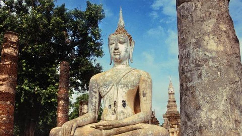 Reclining Buddha, 165 feetlong and 49 feet high, Wat Pho, Bangkok, 18th Century CE, Thailand. (Benoy K Behl) Reclining Buddha, 165 feetlong and 49 feet high, Wat Pho, Bangkok, 18th Century CE, Thailand. (Benoy K Behl)