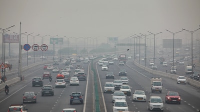 Vehicles ply on roads amid the fog on a cold winter day, in New Delhi. (Vipin Kumar)