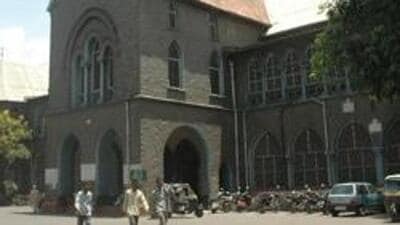 After a negotiation, the accused duo agreed to a kickback amount of  ₹1 lakh and were caught red-handed while accepting the amount. They were later arrested by ACB officials.  (HT FILE)