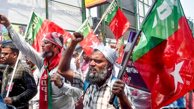 Members of the Social Democratic Party of India (SDPI) stage a protest against the Waqf (Amendment) Bill in Kolkata on Wednesday, April 2, 2025. (PTI) Members of the Social Democratic Party of India (SDPI) stage a protest against the Waqf (Amendment) Bill in Kolkata on Wednesday, April 2, 2025. (PTI)