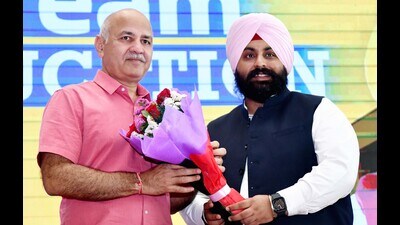 Punjab education minister Harjot Singh Bains and Manish Sisodia during the rally in Ludhiana on Wednesday. (HT Photo)