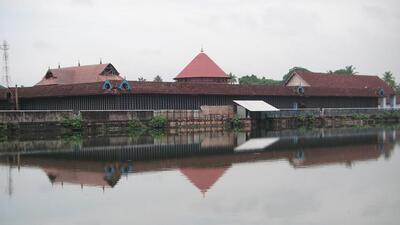 The “Kazhagam” staff are tasked with tying garlands and performing other ceremonial roles inside the temple (File photo) The “Kazhagam” staff are tasked with tying garlands and performing other ceremonial roles inside the temple (File photo)