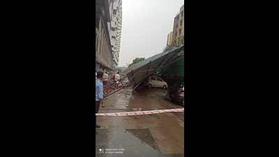A man sustained injuries to his hands after an iron car shed collapsed due to strong winds and heavy rain in Balewadi near Bharati Vidyapeeth School around 6 pm on Thursday. (HT PHOTO) A man sustained injuries to his hands after an iron car shed collapsed due to strong winds and heavy rain in Balewadi near Bharati Vidyapeeth School around 6 pm on Thursday. (HT PHOTO)