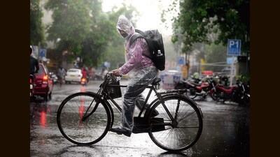 As per the weather scientist, the thunderstorms or the cumulonimbus cloud started forming over Pune and Pimpri-Chinchwad around 4 pm. (HT PHOTO) As per the weather scientist, the thunderstorms or the cumulonimbus cloud started forming over Pune and Pimpri-Chinchwad around 4 pm. (HT PHOTO)