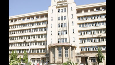In Mumbai, only two polling centres were set up, at JJ Hospital (above) and Vakola (ht) In Mumbai, only two polling centres were set up, at JJ Hospital (above) and Vakola (ht)