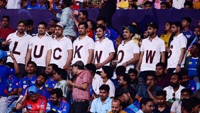 Fans cheering for LSG at the Ekana Stadium (DeepakGupta/HT)