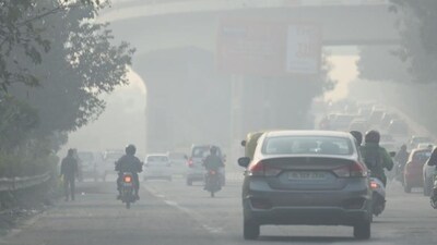 Smog and pollution on Mayur Vihar Road near Akshardham temple in New Delhi. (Raj K Raj/HT PHOTO) Smog and pollution on Mayur Vihar Road near Akshardham temple in New Delhi. (Raj K Raj/HT PHOTO)