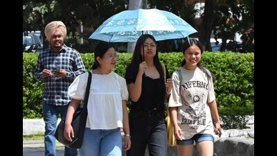 The day temperature could soar to 40°C by next week, signalling the onset of a particularly hot spell in Chandigarh. (Keshav Singh/HT) The day temperature could soar to 40°C by next week, signalling the onset of a particularly hot spell in Chandigarh. (Keshav Singh/HT)
