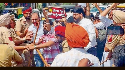 Youth Congress leaders protest at Gill Road in Ludhiana on Thursday. (HT Photo)