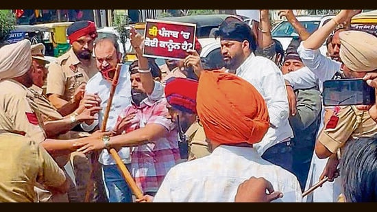 Youth Congress leaders protest at Gill Road in Ludhiana on Thursday. (HT Photo)
