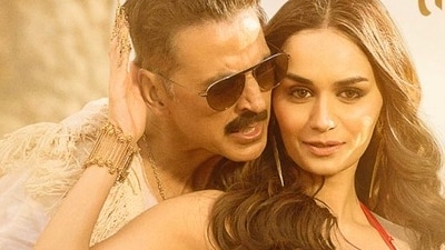 Akshay Kumar, 57, and Manushi Chhillar, 27, made news when they starred together in Samrat Prithviraj (2022) and Bade Miyan Chote Miyan (2024) for the 30-year age gap. Talking to the press, Manushi said, “I don't see it as something that was atrocious or something that shouldn't have been there.” 