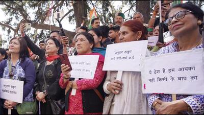 Congress workers during the protest outside the deputy commissioner’s office in Shimla on Saturday. (HTPhoto)