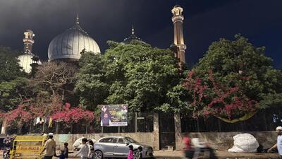 Old Delhi’s Motor Market is better known as Jama Masjid Motor Market. For it lies right behind the Jama Masjid. A pavement wall separates the Mughal-era mosque from the Motor Market road. (HT)