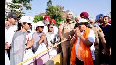 Punjab governor Gulab Chand Kataria on the second day of the footmarch against drugs at Fatehgarh Churian. (HT)