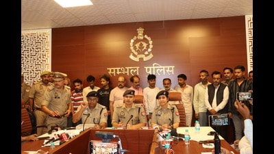 The arrested accused in police custody (HT Photo) The arrested accused in police custody (HT Photo)
