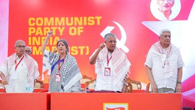 The delegates including top leaders of the party such as Kerala chief minister Pinarayi Vijayan, politburo members Prakash Karat and Brinda Karat wore the checkered keffiyehs, a Middle-Eastern headdress used to symbolise the Palestine liberation movement (HT photo) The delegates including top leaders of the party such as Kerala chief minister Pinarayi Vijayan, politburo members Prakash Karat and Brinda Karat wore the checkered keffiyehs, a Middle-Eastern headdress used to symbolise the Palestine liberation movement (HT photo)