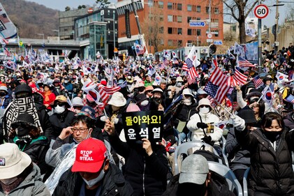 A far-right protester holds up a placard that reads "Come back! Yoon Suk Yeol" as the protesters react after hearing that President Yoon Suk Yeol's impeachment was accepted, near his residence in Seoul, South Korea, April 4, 2025. (REUTERS)