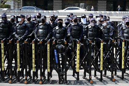 Riot police stand guard outside the Constitutional Court following the court's verdict on President Yoon Suk Yeol's impeachment outside South Korea's Constitutional Court on April 4, 2025. (AFP) Riot police stand guard outside the Constitutional Court following the court's verdict on President Yoon Suk Yeol's impeachment outside South Korea's Constitutional Court on April 4, 2025. (AFP)
