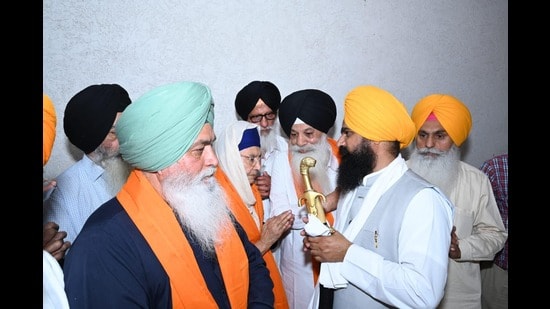 Akal Takht acting Jathedar Giani Kuldeep Singh Gargaj (R) talking to Gurmeet Kaur, wife of Babbar Khalsa militant who died in Pakistan, during his bhog ceremony on Friday. (HT)