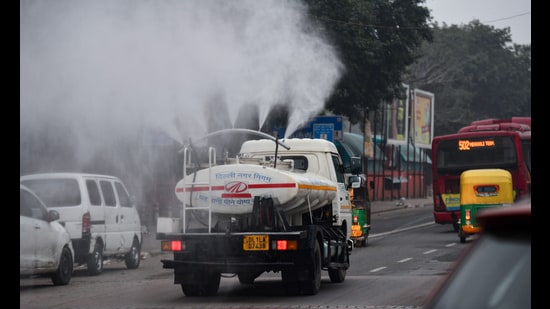 New Delhi, Dec 31 (ANI): A truck-mounted water sprinkler sprays tiny droplets of water in an effort to mitigate the effects of air pollution on a cold winter morning, near Red Fort, in the old quarter of Delhi, on Tuesday. (ANI Photo/Jitender Gupta) (REPRESENTATIVE PIC)