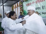  Bihar Chief Minister Nitish Kumar being honored by JDU leader Ghulam Gaus during an Iftar party on the holy month of the Ramadan at the residence of JDU leader Ghulam Gaus in Patna, Bihar, India, Tuesday,25, 2025.
