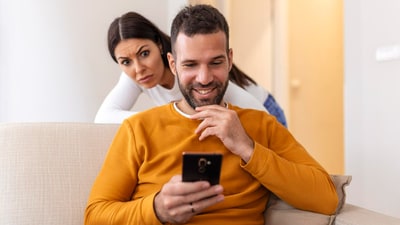 Navigating the gray area of microcheating in today's digital age. (Freepik) Navigating the gray area of microcheating in today's digital age. (Freepik)