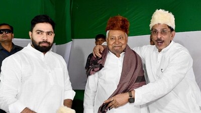 Bihar chief minister Nitish Kumar being honoured on the occasion of Eid-Ul-Fitr in Patna. (File photo by Santosh Kumar/ Hindustan Times)