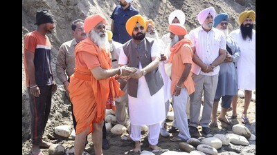 Balbir Singh Seechewal and Hardeep Singh Mundian during the ceremonial initiation of construction project in Ludhiana. (HT Photo) Balbir Singh Seechewal and Hardeep Singh Mundian during the ceremonial initiation of construction project in Ludhiana. (HT Photo)