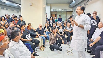 Mumbai, India - April 5, 2025: MLA Rahul Naevekar addressing residents of Colaba, gathered to oppose proposed construction of a passenger/VVIP jetty between the Radio Club, near Gateway Of India in Mumbai, India, on Saturday, April 5, 2025. (Photo by Anshuman Poyrekar/ Hindustan Times) (Hindustan Times) Mumbai, India - April 5, 2025: MLA Rahul Naevekar addressing residents of Colaba, gathered to oppose proposed construction of a passenger/VVIP jetty between the Radio Club, near Gateway Of India in Mumbai, India, on Saturday, April 5, 2025. (Photo by Anshuman Poyrekar/ Hindustan Times) (Hindustan Times)