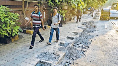Mumbai, India - April 5, 2025: Railings along the footpath at Perry road, Bandra, pedestrians don't need it, makes the footpaths inaccessible and it's an obstruction in Mumbai, India, on Saturday, April 5, 2025. (Photo by Satish Bate/ Hindustan Times) (Hindustan Times)