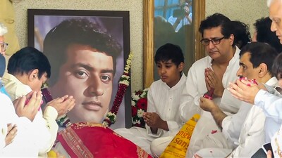 Manoj Kumar, popularly known as 'Bharat Kumar' for his portrayal of patriotic heroes in films such as "Upkar" and "Kranti", was cremated with full state honours and a three-gun salute here on Saturday. (PTI) Manoj Kumar, popularly known as 'Bharat Kumar' for his portrayal of patriotic heroes in films such as "Upkar" and "Kranti", was cremated with full state honours and a three-gun salute here on Saturday. (PTI)